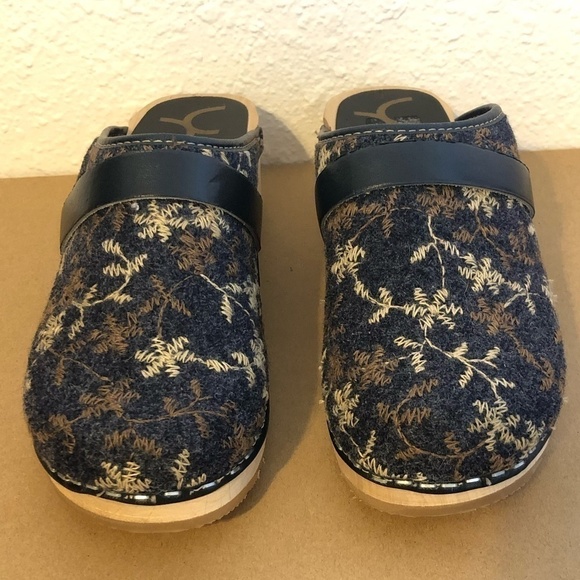 CAPE CLOGS Wooly Shoes Women's Size 5.5-6 Blue Handmade Floral Slip-Ons - Picture 4 of 12